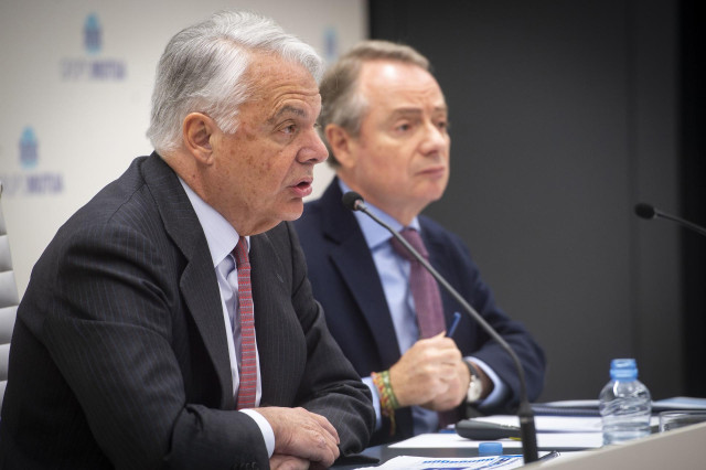 El presidente del Grupo Mutua Madrileña, Ignacio Garralda (i), y el subdirector general de Comunicación del Grupo Mutua Madrileña, Lorenzo Cooklin (d), presentan los resultados correspondientes al ejercicio 2022, en Business Center Mutua Madrileña, a 1 de