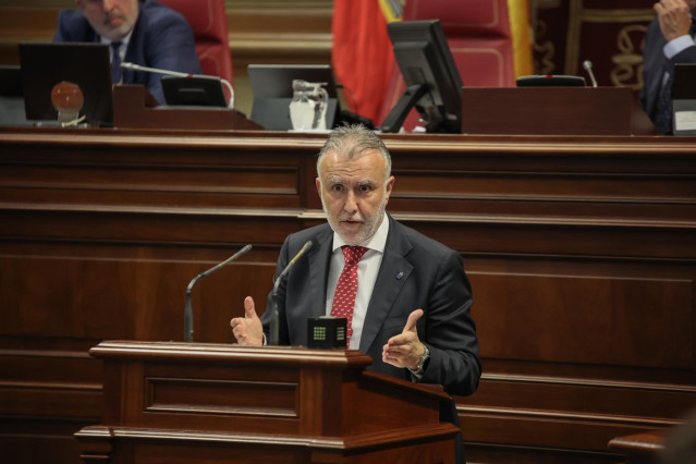 El presidente de Canarias, Ángel Víctor Torres, durante la primera jornada del 'Debate sobre el Estado de la Nacionalidad Canaria de 2023', en el Parlamento de Canarias, a 28 de febrero de 2023, en Santa Cruz de Tenerife, Tenerife, Canarias (España). Dura