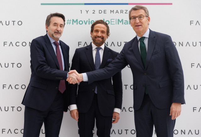 El CEO de Repsol, Josu Jon Imaz; el presidente de Faconauto, Gerardo Pérez; y el presidente del Partido Popular, Alberto Núñez Feijóo, posan a su llegada al Congreso Faconauto, en el Palacio Municipal de Congresos, en Madrid (España)