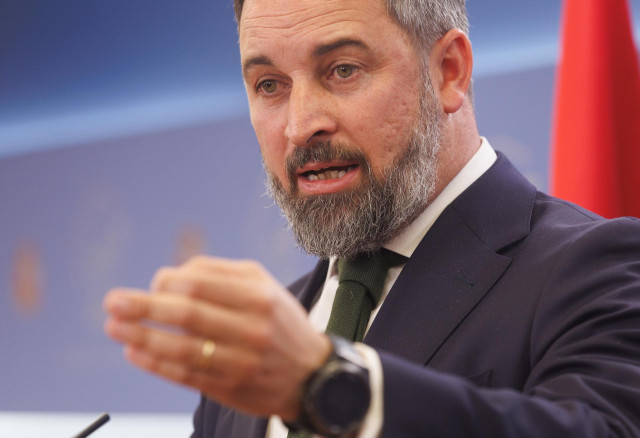 El líder de VOX, Santiago Abascal, comparece tras registrar el texto de la segunda moción de censura dirigida contra el actual presidente de Gobierno, Pedro Sánchez