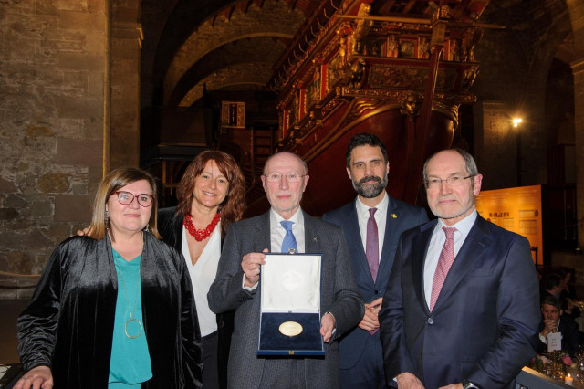 El ex director del Centro de Desarrollo Tecnológico Industrial, Paco Marín, posea con la medalla de oro de Ametic