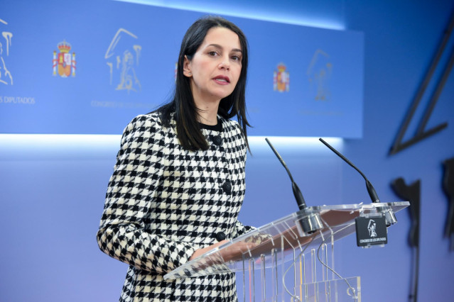 La portavoz de Ciudadanos en el Congreso, Inés Arrimadas, ofrece una rueda de prensa en el Congreso