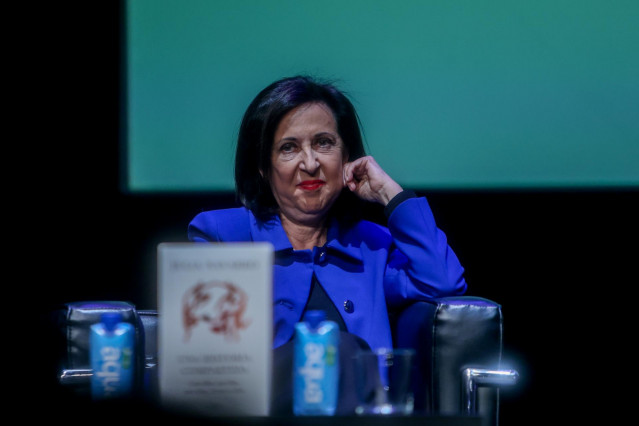 La ministra de Defensa, Margarita Robles, interviene en la presentación del libro de la escritora Julia Navarro 'Una historia compartida: Con ellos, sin ellos, por ellos, frente a ellos', en el Círculo de Bellas Artes, a 1 de marzo de 2023, en Madrid.