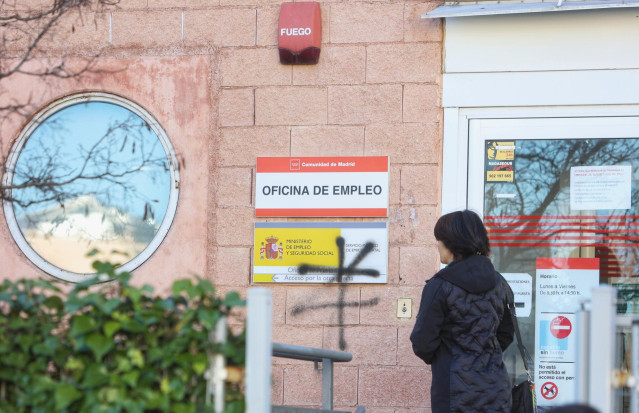 Una persona en la puerta de la oficina del Servicio Público de Empleo Estatal (SEPE)