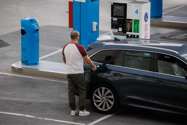 Archivo - Un hombre reposta carburante en una gasolinera, a 28 de octubre de 2022, en Madrid (España).