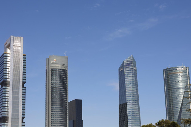Vista de las 5 torres en el complejo Cuatro Torres Business Area en el barrio de La Paz