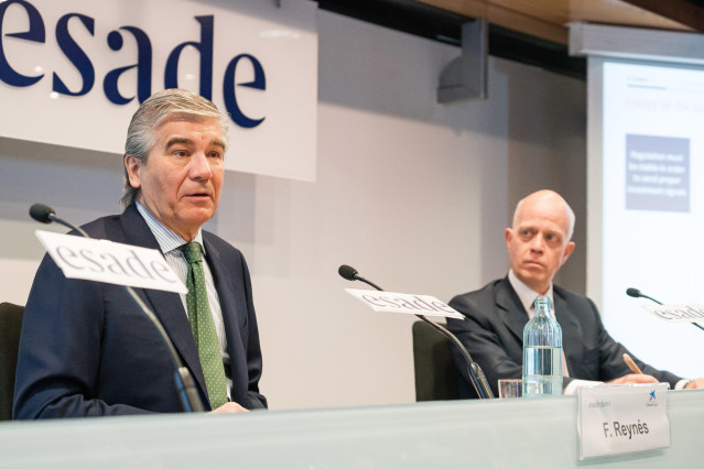 El presidente y CEO Naturgy, Francisco Reynés y el director de ESADE Madrid, Mario Lara, durante un encuentro donde analizan el sector energético español, en Esade Madrid, a 2 de marzo de 2023, en Madrid (España)