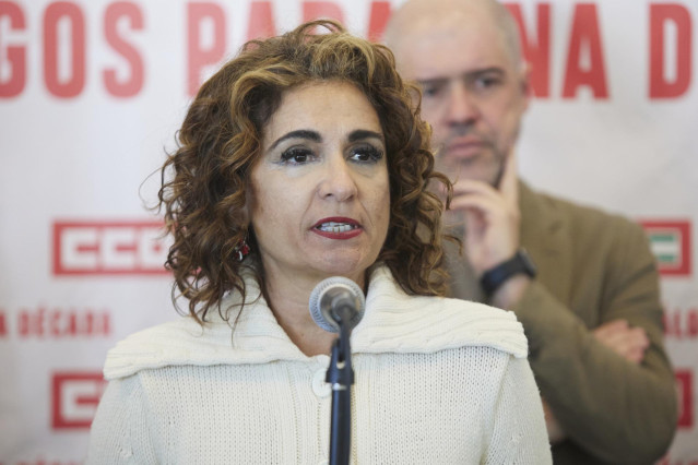 La ministra de Hacienda y Función Pública, María Jesús Montero, atiende a los medios de comunicación durante la inauguración el foro 'Diálogos para una década' de CCOO-A, a 2 de marzo de 2023 en Sevilla, (Andalucía, España). El sindicato CCCO de Andalucía
