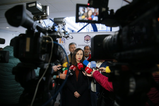 La ministra de Derechos Sociales y Agenda 2030, Ione Belarra, atiende a los medios de comunicación durante el encuentro 'Nuevos derechos. Presente y futuro de los servicios sociales' en la Facultad de Ciencias del Trabajo en Córdoba.