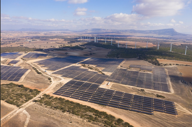 Archivo - La instalación renovable en España marca su cifra más alta con más de 8.300 MW instalados en 2022