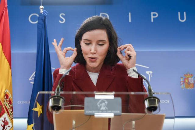 La secretaria de Igualdad en la Comisión Ejecutiva Federal del PSOE, Andrea Fernández, durante una rueda de prensa. Archivo
