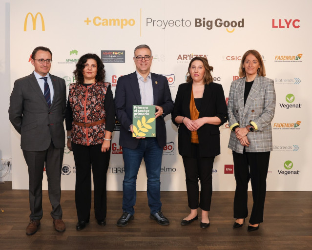 El presidente de McDonal's España, Luis Quintiliano, Manuel Láinez, Cristina Sánchez, Paloma Cabral y Margarita Rico en la presentación el libro blanco 'Primero el sector Primario'.