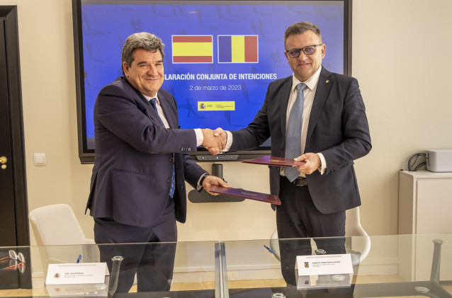 (I) El Ministro De Inclusión, Seguridad Social Y Migraciones, José Luis Escrivá, Con El Ministro De Trabajo Ysolidaridad Social De Rumanía, Marius-Constantin Budãi (D), Durante Una Reunión En Madrid, El 2 De Marzo De 2023.