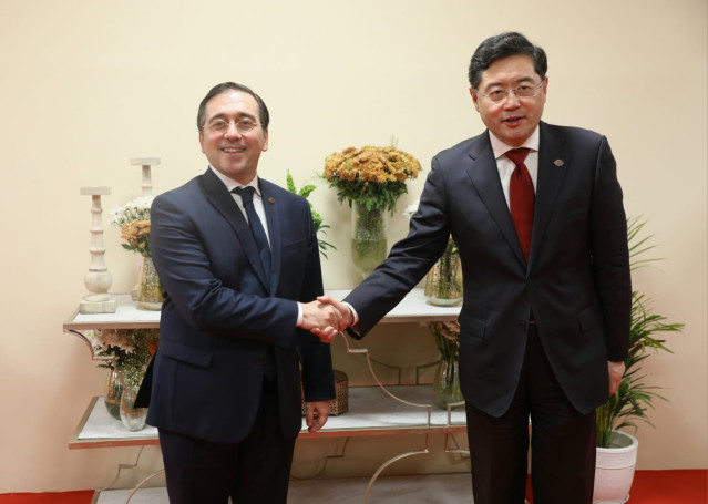 El ministro de Asuntos Exteriores, José Manuel Albares, y su homólogo de China, Qin Gang, durante su encuentro en los márgenes de la cumbre del G-20 en Nueva Delhi