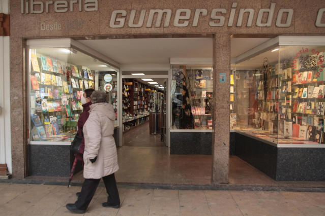 Archivo - Una persona pasa por delante de una librería, en Logroño, La Rioja, (España), a 22 de febrero de 2021.