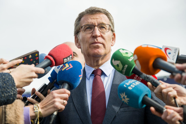 El presidente del Partido Popular, Alberto Núñez Feijóo, atiende a los medios tras su visita al Mobile World Congress 2023, a 28 de febrero de 2023, en Barcelona, Catalunya (España).