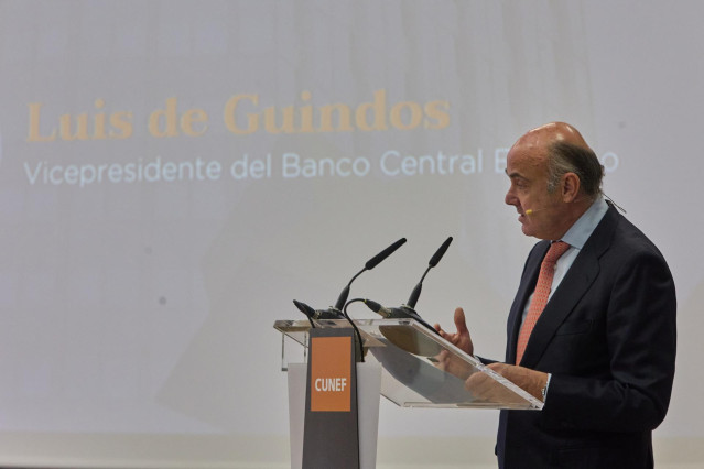 El vicepresidente del Banco Central Europeo (BCE), Luis de Guindos, interviene en un acto en el Colegio Universitario de Estudios Financieros (CUNEF) de Madrid, a 3 de marzo de 2023, en Madrid (España). La jornada de hoy está marcada por la publicación de