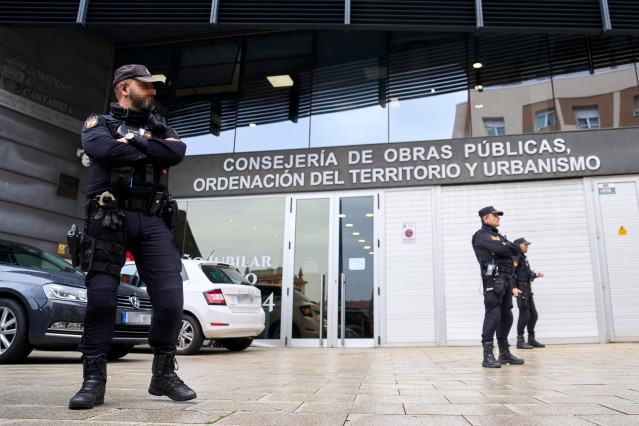 Policías ante la Consejería de Obras Públicas donde se llevó a cabo un registro el pasado 22 de febrero