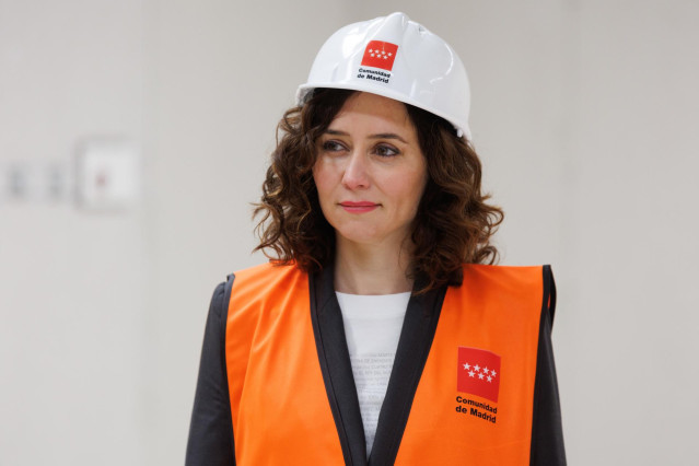 La presidenta de la Comunidad de Madrid, Isabel Díaz Ayuso, durante su visita a las obras de construcción del nuevo Edificio de Hospitalización del Hospital público Universitario 12 de Octubre, a 3 de marzo de 2023, en Madrid (España).