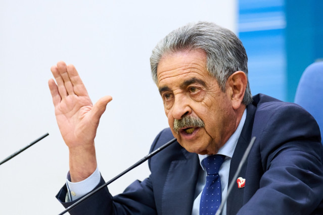 El presidente de Cantabria, Miguel Ángel Revilla, en la rueda de prensa en la que ha anunciado la dimisión del consejero de Obras Públicas, José Luis Gochicoa, por la trama de carreteras