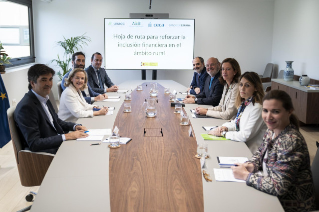 Archivo - La vicepresidenta primera y ministra de Asuntos Económicos y Transformación Digital, Nadia Calviño (2i); el director general de CECA, José María Méndez (4d); la presidenta de AEB, Alejandra Kindelán (3d), y la secretaria general de Unacc, Cristi