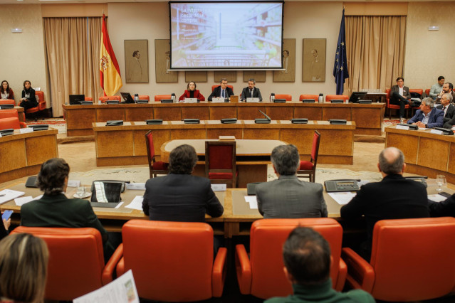 (I-D) Vista general de la portavoz del PP en el Congreso, Cuca Gamarra; el presidente del Partido Popular, Alberto Núñez Feijóo y el diputado del PP Jaime de Olano, durante las Jornadas en Defensa del Sistema Alimentario Español.