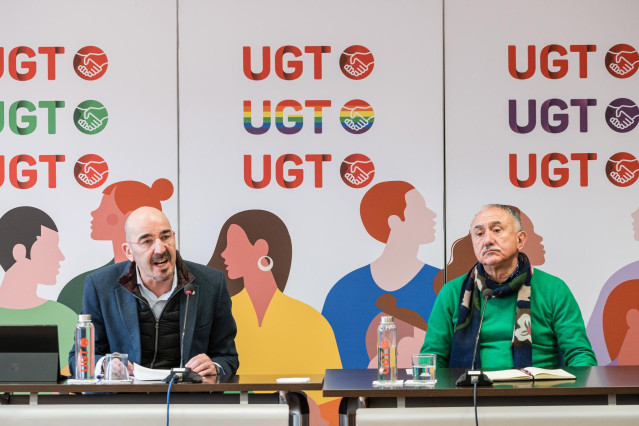 El secretario general y el vicesecretario general de Política de UGT, Pepe Álvarez (d), y el vicesecretario general de Política Sindical, Fernando Luján (i), ofrecen una rueda de prensa, en la sede del sindicato, a 3 de marzo de 2023, en Madrid (España).
