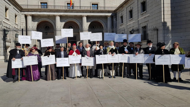 Teruel Existe Ha Impulsado Este Viernes Una Recreación Histórica Frente Al Ministerio De Transición Ecológica Y Reto Demográfico, Donde Ha Registrado La Solicitud Para Que El 