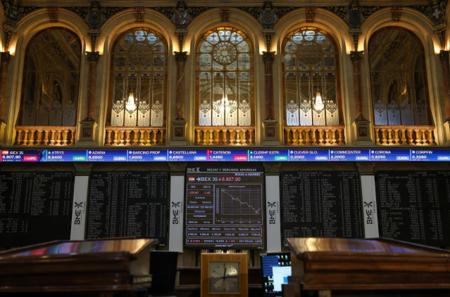 Archivo - Un panel del Ibex 35 en el Palacio de la Bolsa, a 19 de enero de 2023, en Madrid (España). El Ibex 35 cotizaba en la media sesión con una caída del 1,44% y todos sus valores en rojo, lo que le llevaba a situarse en los 8.804,8 enteros, en una jo