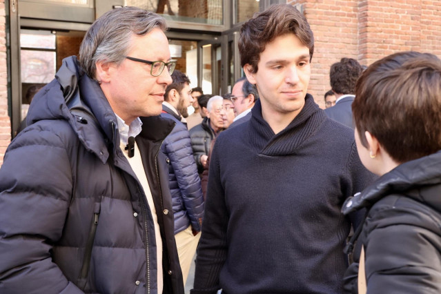 El secretario general del PP de Madrid, Alfonso Serrano, conversa con el presidente de Nuevas Generaciones de Madrid, Ignacio Dancausa.