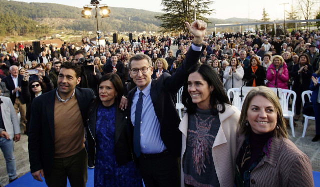 El presidente del Partido Popular, Albero Núñez Feijóo (3i), y la  alcaldesa de Mos, Nidia Arévalo (2i), durante su presentación como candidata del PP a las próximas elecciones de Mos, a 3 de marzo de 2023, en Mos, Pontevedra, Galicia (España).