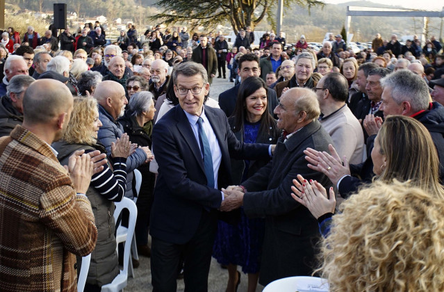 El presidente del Partido Popular, Albero Núñez Feijóo (c), y la alcaldesa de Mos, Nidia Arévalo (3d), saludan a su llegada a su presentación como candidata del PP a las próximas elecciones de Mos, a 3 de marzo de 2023, en Mos, Pontevedra, Galicia .