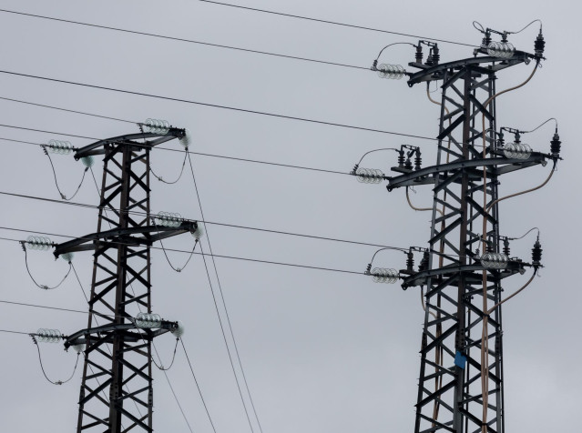 Archivo - El precio de la luz baja un 2,8% este sábado, hasta los 138,57 euros/MWh.