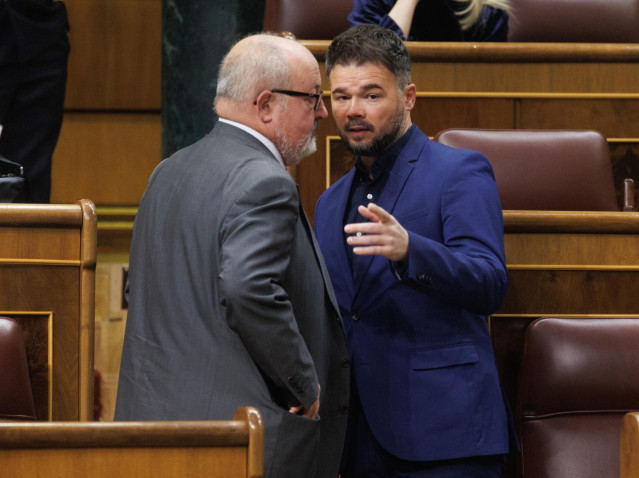 El diputado de ERC Joan Capdevila i Esteve (i) y el portavoz de ERC en el Congreso, Gabriel Rufián (d)
