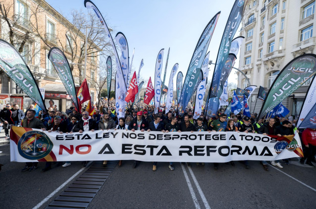 Policías y guardias civiles de Jusapol marchan hacia el Congreso de los diputados durante una manifestación contra la reforma de la 'ley mordaza', a 4 de marzo de 2023, en Madrid (España).
