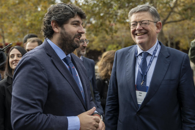 Archivo - El 'president' de la Generalitat, Ximo Puig (d), y el presidente de la Región de Murcia, Fernando López Miras (i), en la celebración del VI acto empresarial por el Corredor Mediterráneo, a 17 de noviembre de 2022, en Barcelona, Cataluña (España)