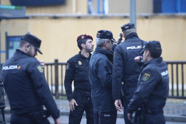 Archivo - Policías nacionales en el Centro de Internamiento de Extranjeros (CIE) de Aluche (Madrid)