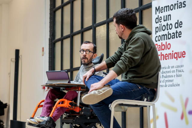 El portavoz parlamentario de Unidas Podemos en el Congreso, Pablo Echenique (i), y el exvicepresidente segundo del Gobierno, Pablo Iglesias (d), durante la presentación del primer libro de Echenique, ‘Memorias de un piloto de combate’, en el Espacio Larra