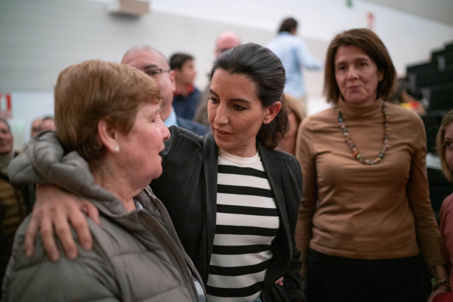 La candidata de Vox a la Comunidad de Madrid, Rocío Monasterio (c), saluda a los simpatizantes de su partido durante un mitin de precampaña, en el Centro de Arte, a 5 de marzo de 2023, en Alcobendas, Madrid, (España).