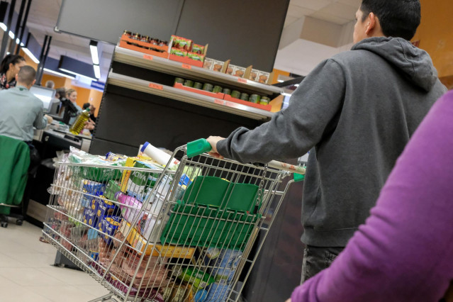 Archivo - Un cliente realiza la compra en un supermercado