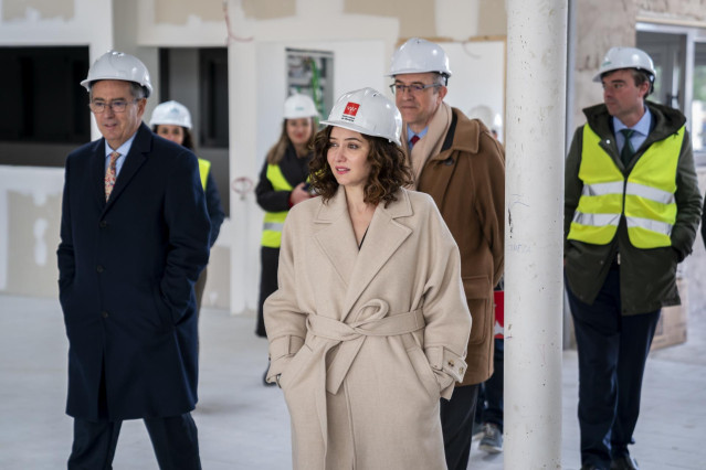 Isabel Díaz Ayuso visita a las obras del nuevo instituto de Montecarmelo junto al vicepresidente y consejero de Educación y Universidades, Enrique Ossorio