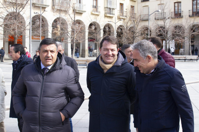(I-D) El presidente del PP de Ávila, Carlos García; el presidente de la Junta, Alfonso Fernández Mañueco, y el coordinador general del P, Elías Bendodo, a su llegada a un acto de muestra de apoyo a la candidata de Ávila, Alicia García.