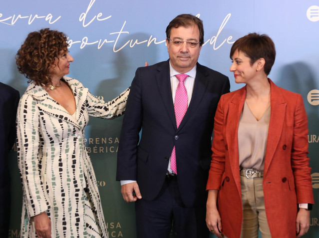Archivo - (I-D) La ministra de Hacienda y Función Pública, María Jesús Montero; el presidente de la Junta de Extremadura, Guillermo Fernández Vara, y la ministra de Política Territorial y la portavoz del Gobierno, Isabel Rodríguez, posan a su llegada a un