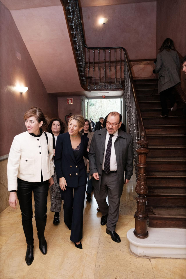 La vicepresidenta segunda del Gobierno y ministra de Trabajo, Yolanda Díaz, junto a la profesora de Ciencia Política en la  USC Marta Lois y el rector, Antonio López, este lunes en Santiago.