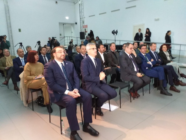 En primer plano, el secretario de Estado de Transportes, Movilidad y Agenda Urbana, David Lucas,  y el presidente del Principado de Asturias, Adrián Barbón, asisten a la  presentación del estado del Corredor Atlántico, en Gijón