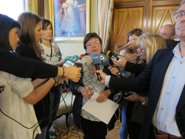 Archivo - María José Beaumont atendiendo a los medios.