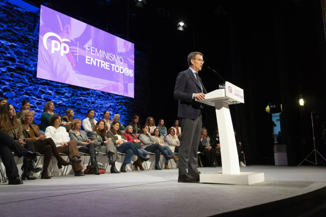 El presidente del PP, Alberto Núñez Feijóo, clausura un acto sobre feminismo en Cáceres