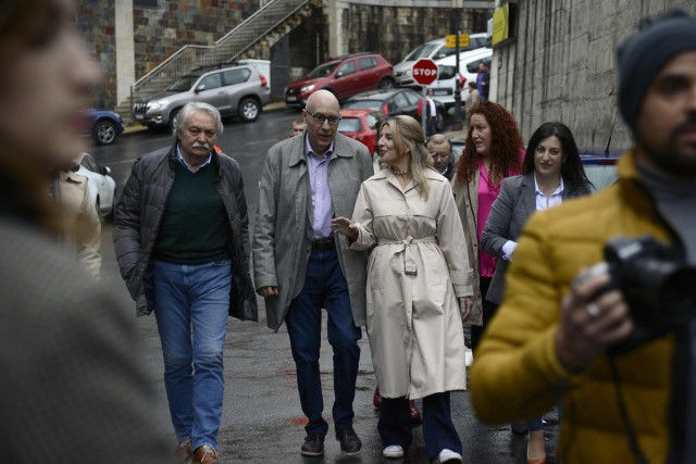 La vicepresidenta del Gobierno y ministra de Trabajo, Yolanda Díaz (3i), junto con el alcalde de Barbadás, Xosé Carlos Valcárcel (2i), la teniente alcaldesa, Victoria Morenza (2d), y la concejala de Igualdad, Elisabet González (d), llegan a la conferencia