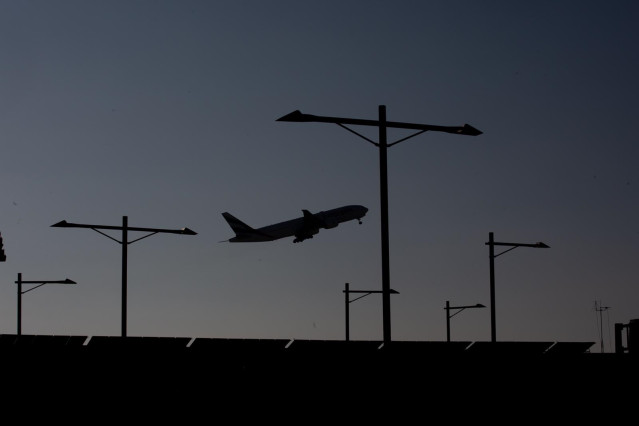 Archivo - Avión despegando del Aeropuerto de Barcelona-El Prat.