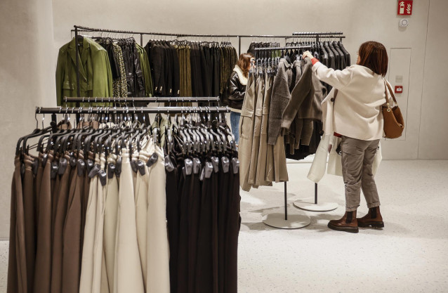 Archivo - Una mujer ve la ropa en una macrotienda de Zara en el Boulevard Austria de València